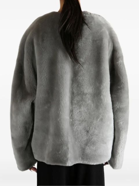 TOTEME toggle-fastening shearling jacket - Grey