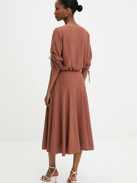 Answear.LAB sukienka kolor brązowy midi rozkloszowana
