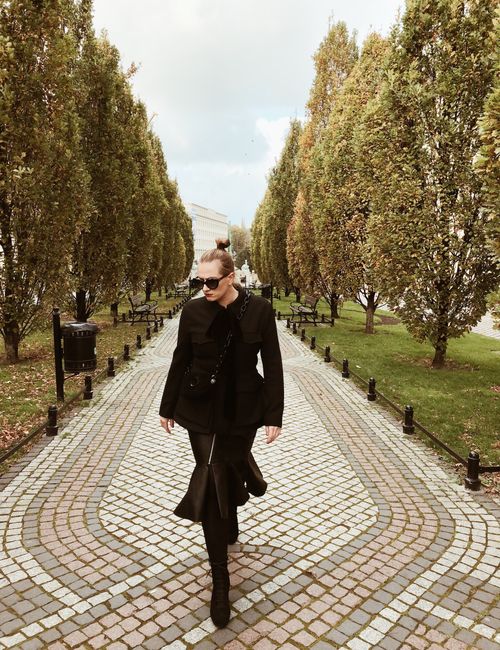 Skórzana spódnica i żakiet z baskinką