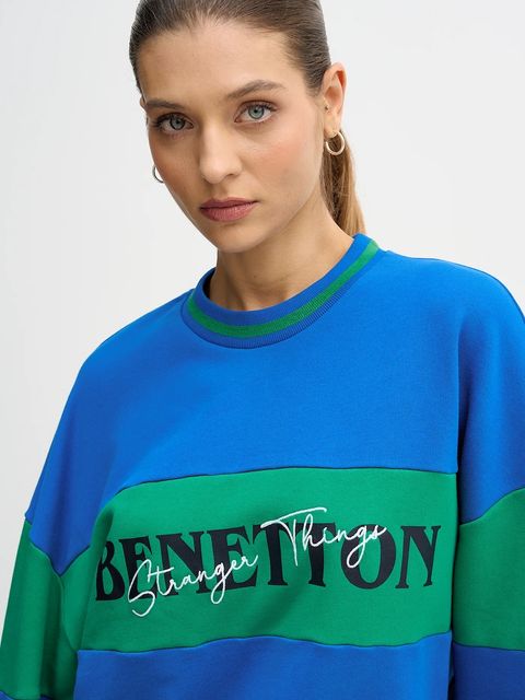 United Colors of Benetton bluza bawełniana x Stranger Things kolor niebieski z nadrukiem 342ZU10BA