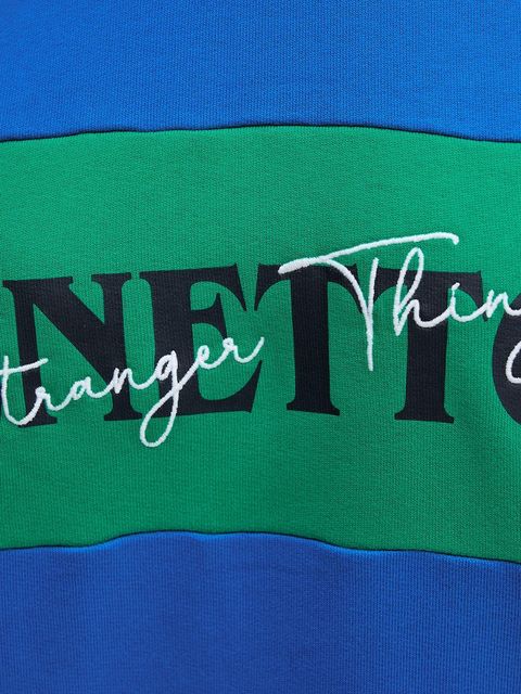 United Colors of Benetton bluza bawełniana x Stranger Things kolor niebieski z nadrukiem 342ZU10BA