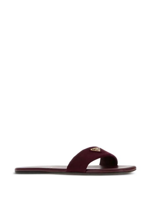 Prada logo-plaque suede flat sandals - Red