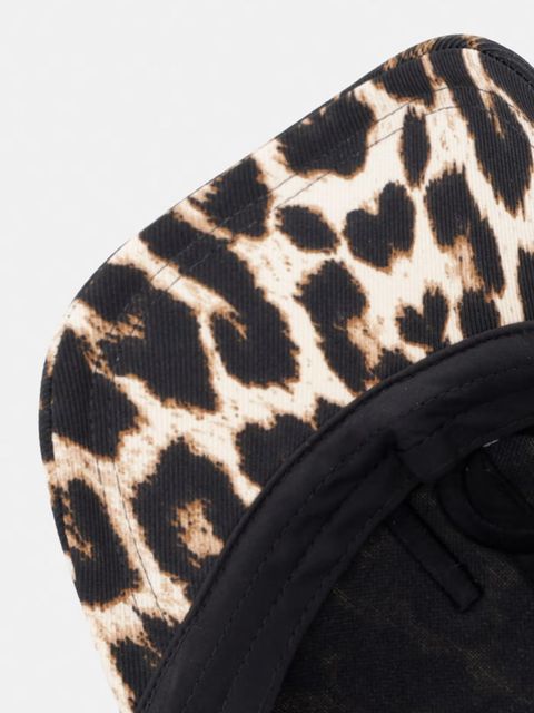 Lola Casademunt czapka z daszkiem