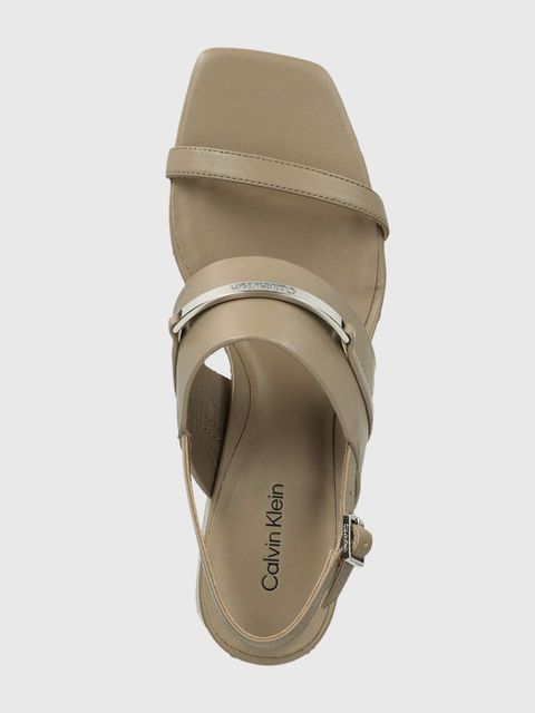 Calvin Klein sandały skórzane HEEL SANDAL 45 MET BAR LTH kolor beżowy HW0HW02056