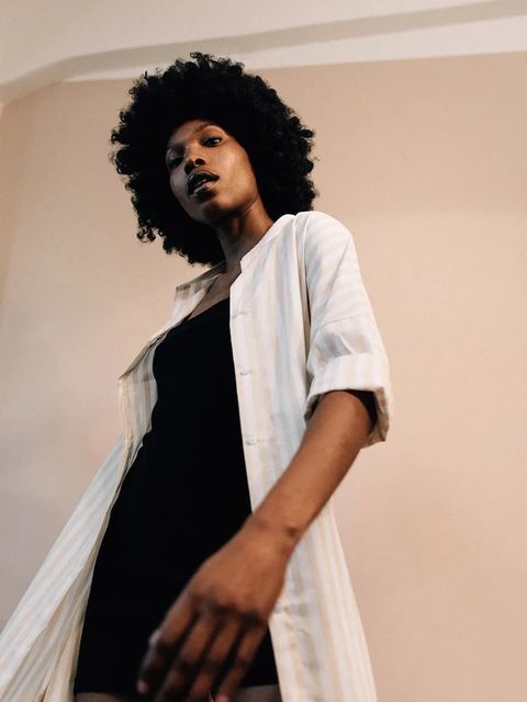 MUUV. sukienka kolor beżowy mini oversize - zdjęcie produktu nr 1