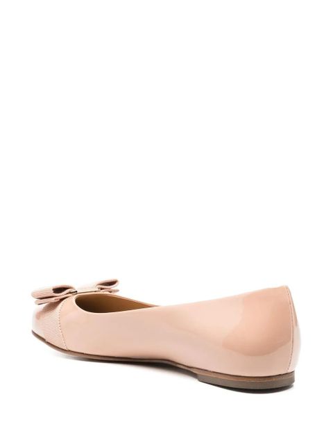 Ferragamo Varina patent leather ballerina shoes - Neutrals
