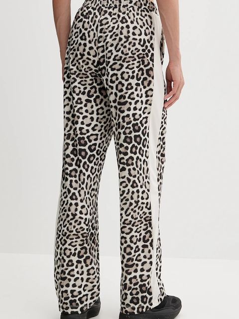 Puma spodnie dresowe damskie kolor beżowy wzorzyste 632343