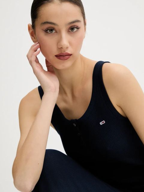 Tommy Jeans sukienka bawełniana kolor granatowy midi dopasowana DW0DW19477
