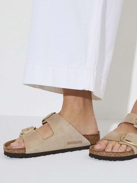 Birkenstock klapki zamszowe Arizona Big Buckle damskie kolor beżowy 1024064 - zdjęcie produktu nr 2