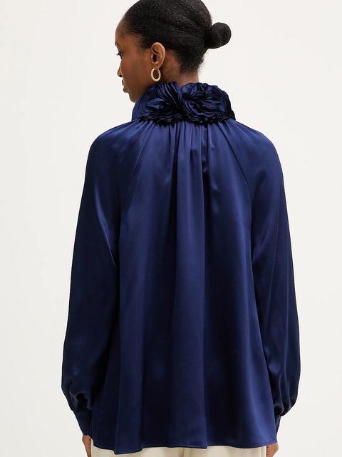 Luisa Spagnoli bluzka jedwabna damska kolor granatowy z aplikacją 542316 - zdjęcie produktu nr 2