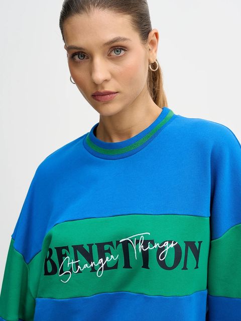 United Colors of Benetton bluza bawełniana x Stranger Things kolor niebieski z nadrukiem 342ZU10BA - zdjęcie produktu nr 2