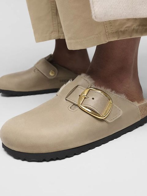 Birkenstock kapcie zamszowe Boston Big Buckle Shearling kolor beżowy 1030444