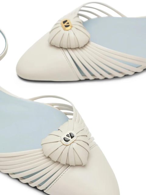 Valentino Garavani logo-detail pumps - Neutrals