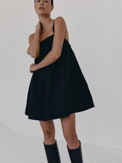 MUUV. sukienka JELLE kolor czarny mini oversize - zdjęcie produktu nr 1