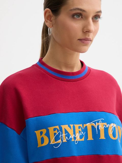 United Colors of Benetton bluza bawełniana x Stranger Things kolor bordowy z nadrukiem 342ZU10BA