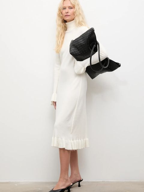 Answear.LAB sukienka z kaszmirem kolor beżowy midi prosta - zdjęcie produktu nr 2