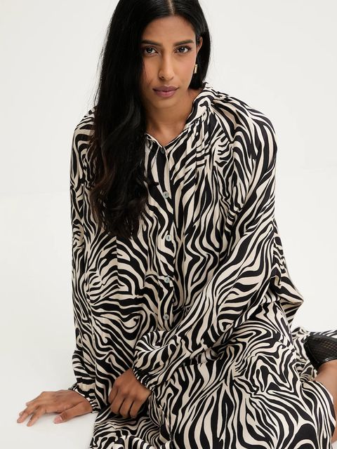 Answear.LAB sukienka kolor czarny midi rozkloszowana