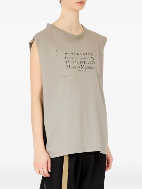 Maison Margiela logo-print sleeveless top - Grey