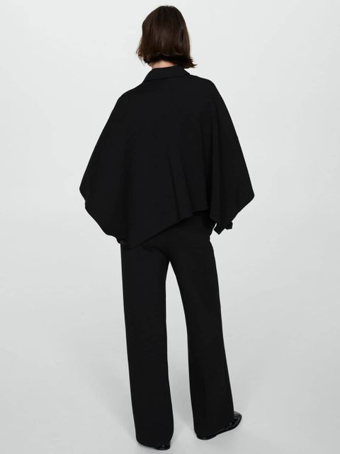 Kurtka o fasonie peleryny z guzikami