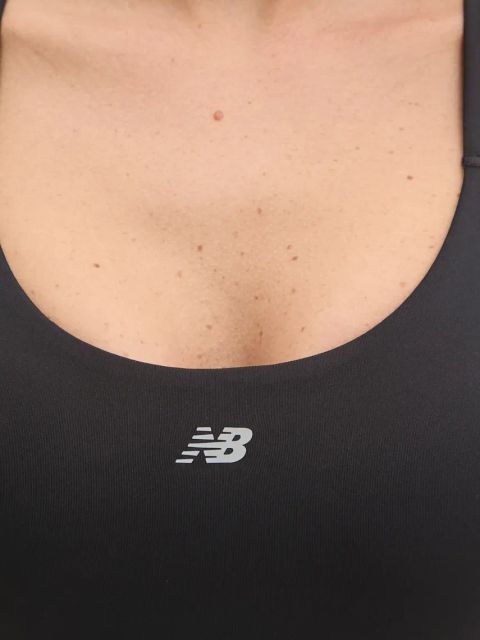 New Balance biustonosz sportowy Essential kolor czarny gładki WB51035BK