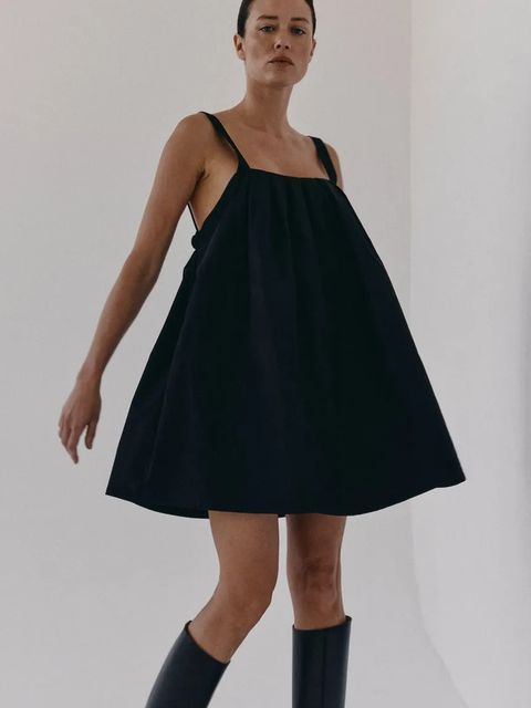 MUUV. sukienka JELLE kolor czarny mini oversize - zdjęcie produktu nr 2