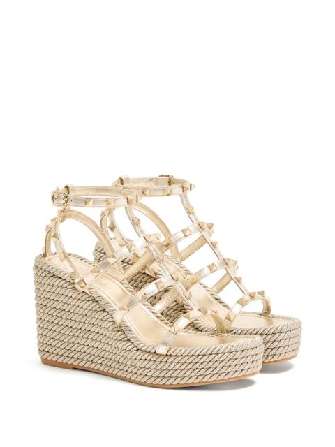 Valentino Garavani Rockstud laminated nappa wedge sandals 95mm - Gold - zdjęcie produktu nr 2