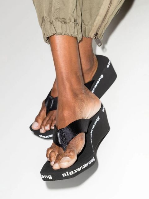 Alexander Wang logo-print wedge flip flops - Black