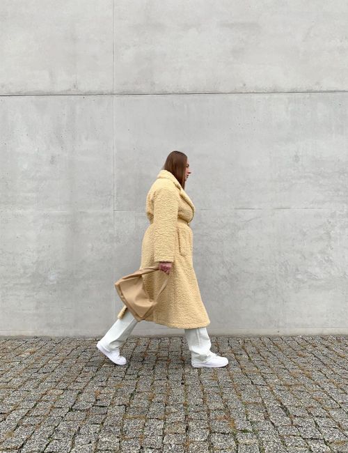 Sztuczne futro w kolorze maślanym