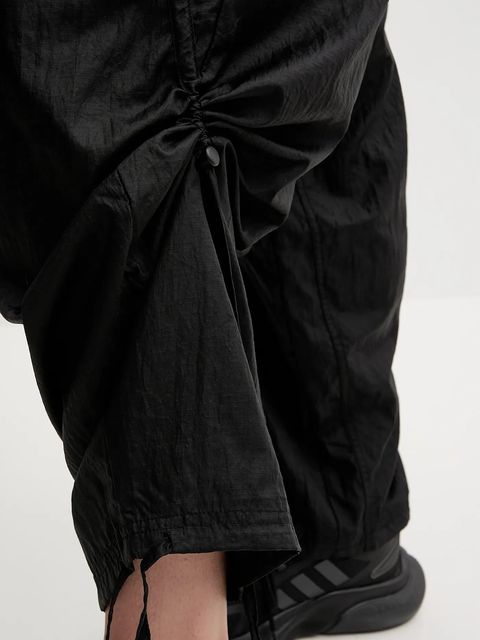 Puma spodnie dresowe damskie kolor czarny z nadrukiem 632149