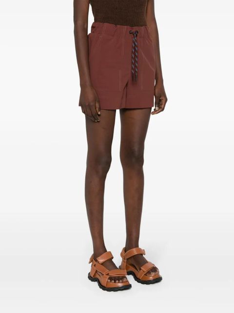Moncler Grenoble logo-patch froissé shorts - Brown