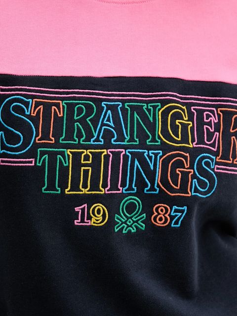 United Colors of Benetton bluza bawełniana dziecięca x Stranger Things damska kolor granatowy wzorzysta 33NVD10BB