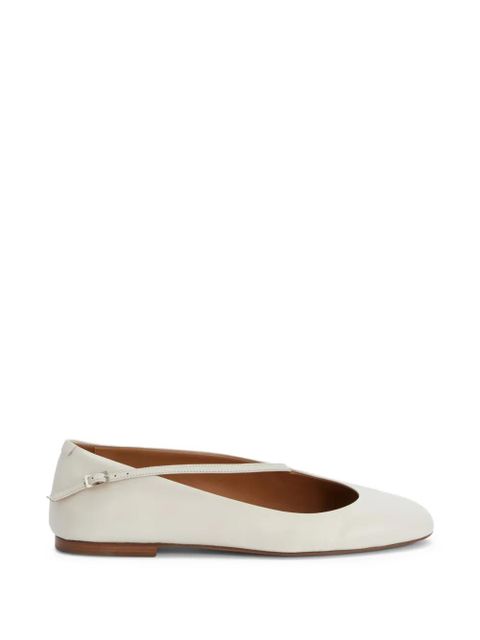 Jil Sander asymmetrical-strap ballerina - White - zdjęcie produktu nr 1