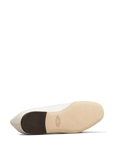 Tod's logo-plaque ballerina shoes - White