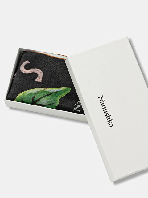 Nanushka chusta jedwabna kolor czarny wzorzysta NU25PFSC00299 - zdjęcie produktu nr 2