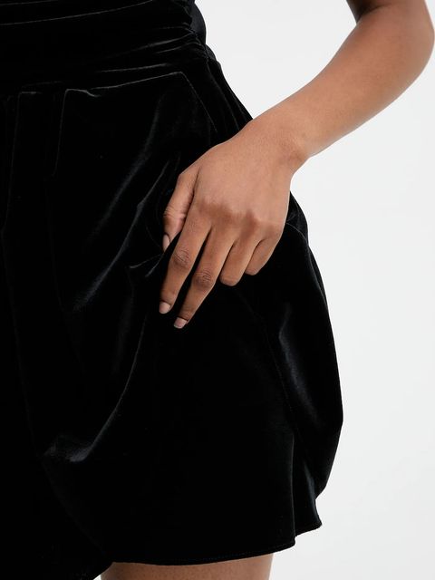 Answear.LAB kombinezon welurowy kolor czarny z dekoltem okrągłym