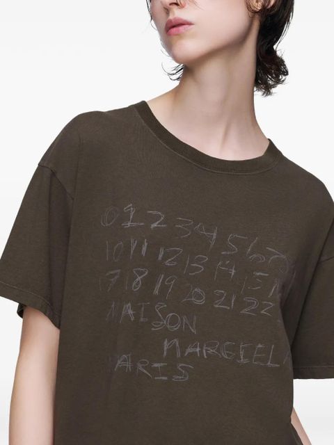 Maison Margiela numbers-motif T-shirt - Brown