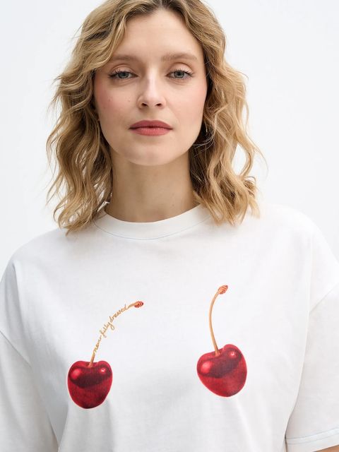 Never Fully Dressed t-shirt bawełniany Cherry Boob damski kolor beżowy NFDTO2024