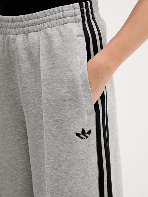 adidas Originals spodnie dresowe Spacer 3S Tp damskie kolor szary z aplikacją JV7497