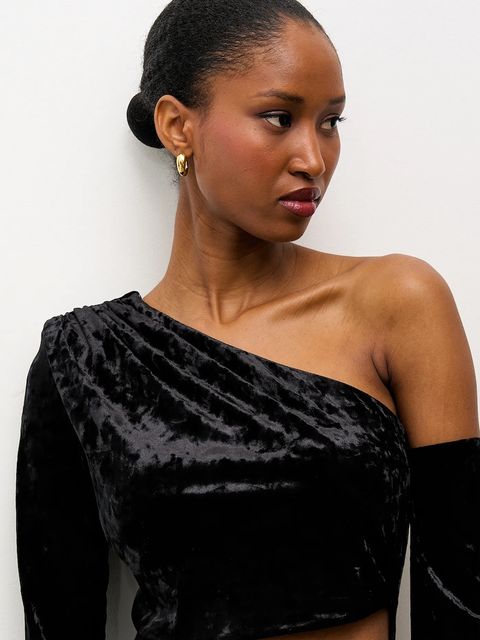 Answear.LAB sukienka kolor czarny midi dopasowana