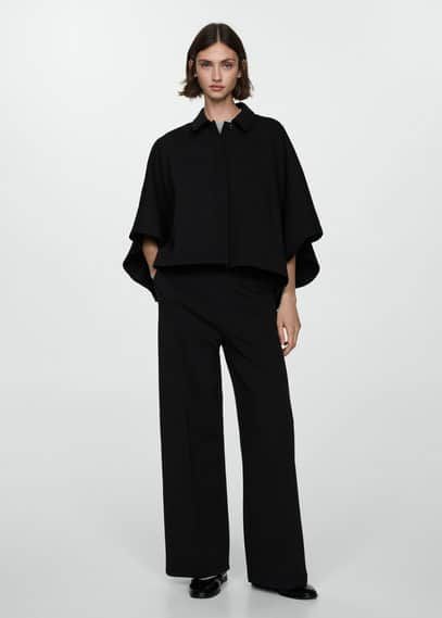 Kurtka o fasonie peleryny z guzikami