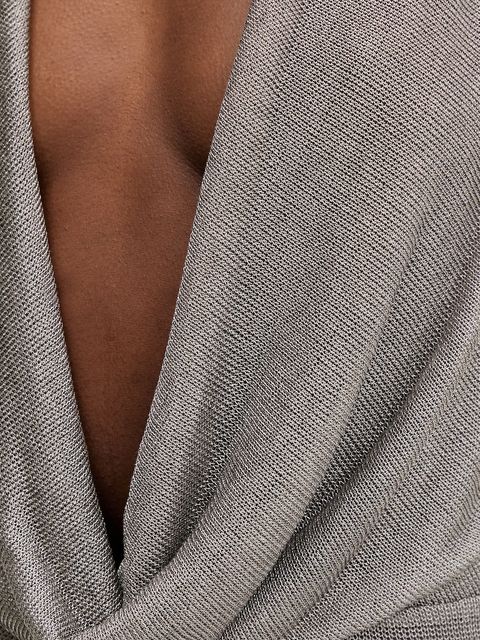 Bardot sukienka kolor srebrny midi dopasowana 59814DB1