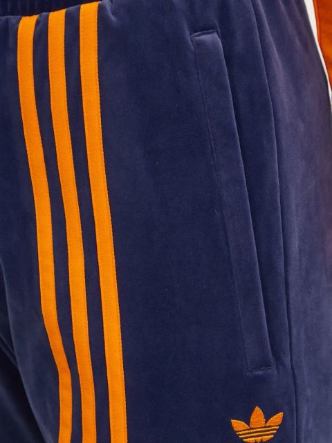 adidas Originals spodnie dresowe welurowe 70s Velour Track Pant kolor granatowy z aplikacją JN8290