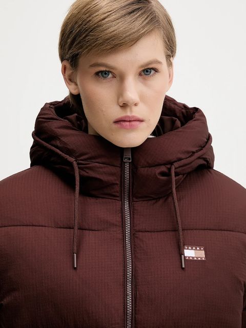 Tommy Jeans kurtka kolor brązowy zimowa DW0DW21625