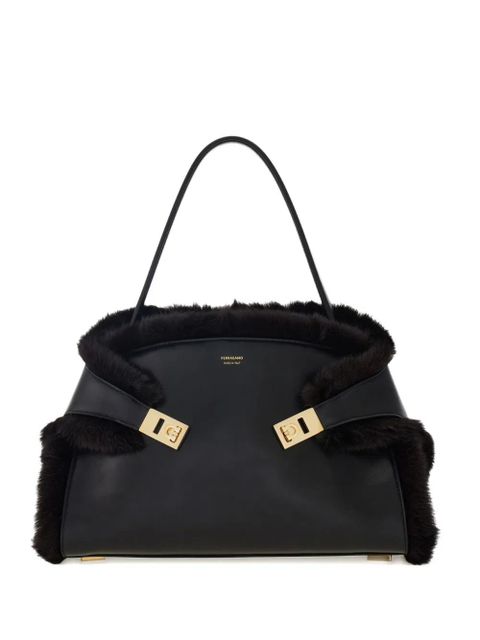 Ferragamo medium Hug Soft fur-trimmed shoulder bag - Black - zdjęcie produktu nr 1