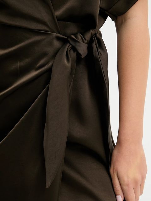 Answear.LAB sukienka kolor brązowy midi prosta