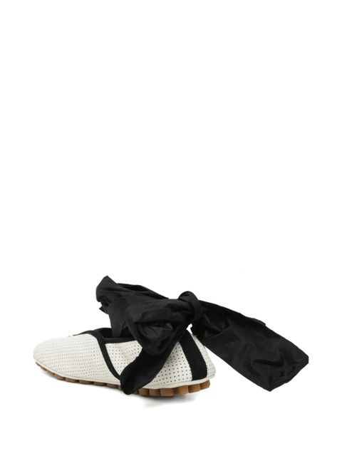 Valentino Garavani logo-plaque ballet flats - Neutrals