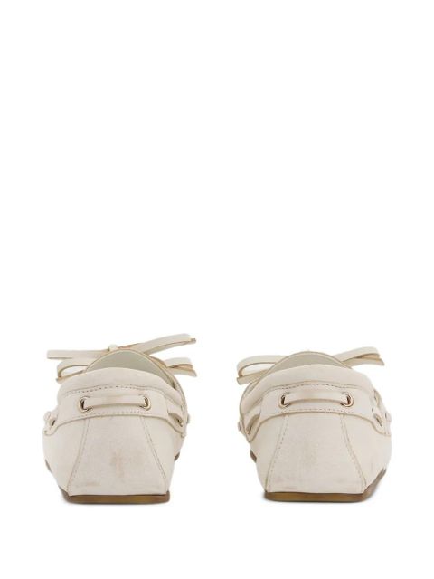 Gucci logo-plaque tie-fastening boat shoes - White