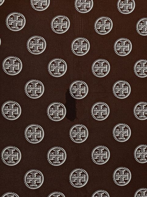 Tory Burch chusta jedwabna Medallion damska kolor brązowy wzorzysta 171200-200 - zdjęcie produktu nr 2