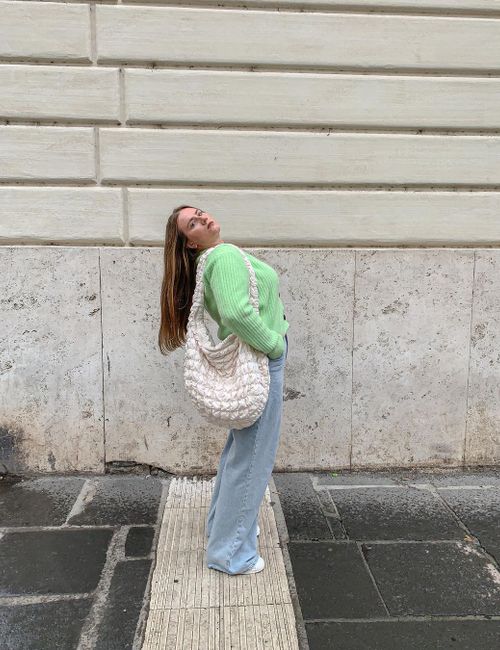 Seledynowy sweter, pikowana torba