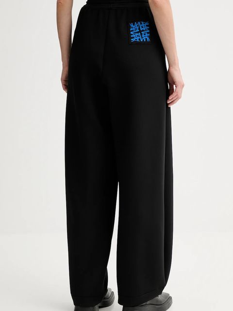 MMC STUDIO spodnie dresowe damskie kolor czarny gładkie VERITE.SWEATPANTS